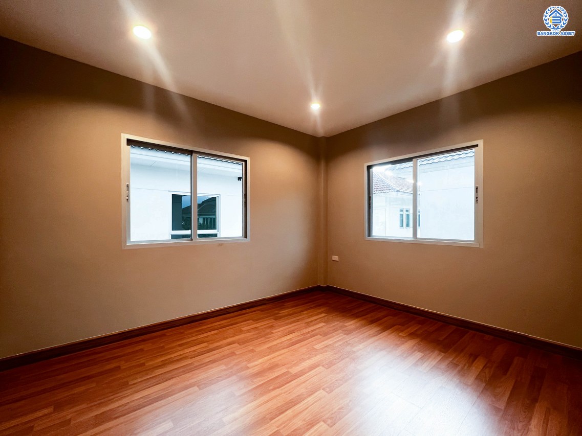 บ้านมือสองตกแต่งใหม่ โครงการ ไลฟ์บางกอกบูเลอวาร์ด ราชพฤกษ์-จรัญ เนื้อที่ 50.8 ตร.ว. ดีไซน์ตอบทุกไลฟ์สไตล์ ฟังก์ชัน 3 ห้องนอน 3 ห้องน้ำ 1 ห้องอเนกประสงค์ จอดรถได้ 2 คัน บนทำเลเชื่อมต่อทุกเส้นทาง ใกล้รถไฟฟ้าสายสีน้ำเงิน "สถานีบางหว้า" และจุดขึ้นทางด่วน "กาญจนาภิเษก"